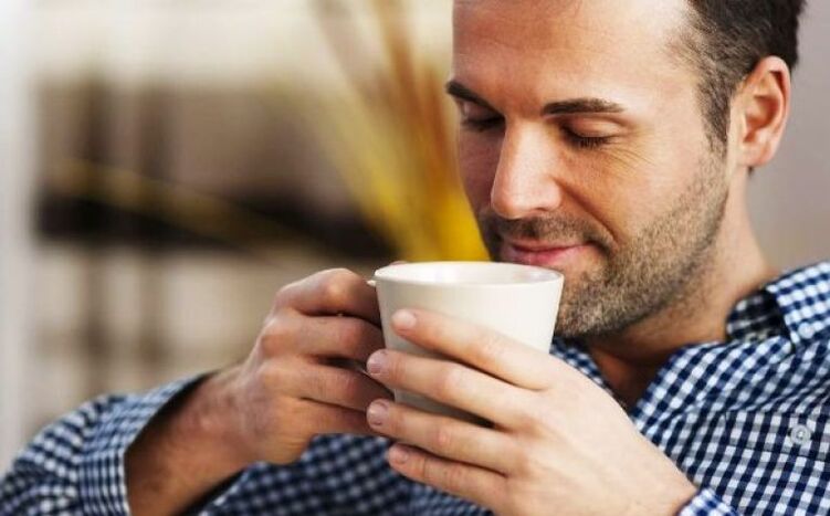Muž pije nápoj z ohnivého čaju na zvýšenie potencie