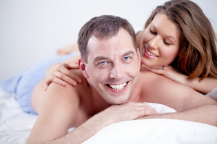 muž a žena v posteli